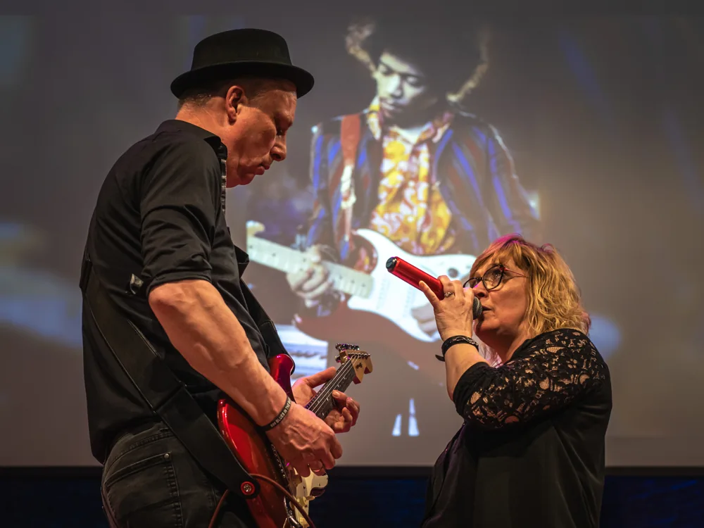 Gitaar en zang samen op het podium
